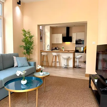 Spacious With Convenient Location In Apartmán