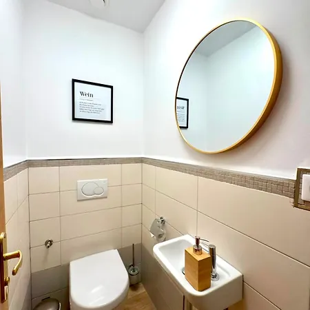 Spacious With Convenient Location In Appartamento Lussemburgo
