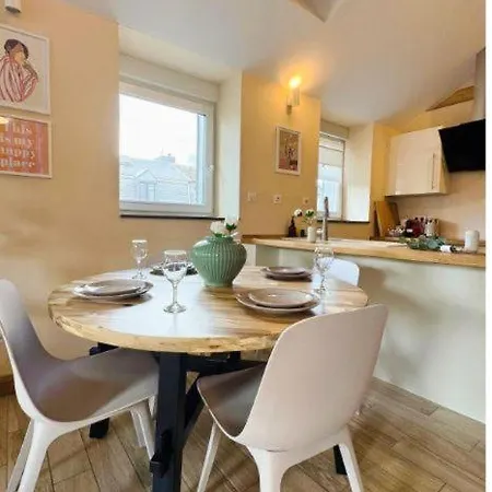 Spacious With Convenient Location In Apartmán